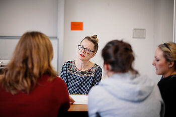 Professorin mit Studentinnen © HTW Berlin/Maria Schramm