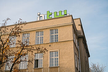 Gebäude auf dem Campus Treskowallee mit Logo © HTW Berlin/Alexander Rentsch