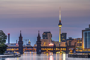 Skyline von Berlin mit Oberbaumbrücke, im Hintergrund Immobilien und Fernsehturm