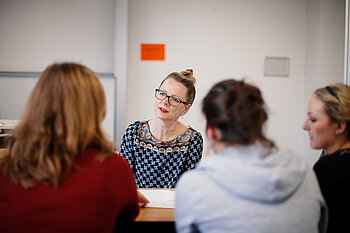 Professorin mit Studentinnen